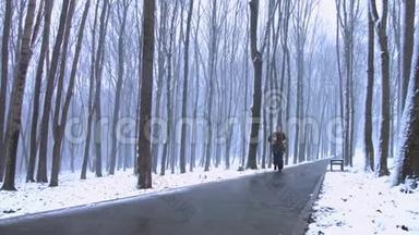 中年老兵在下雪的天气里户外跑步。 挥舞着拳头。 任何天气的激励和培训。
